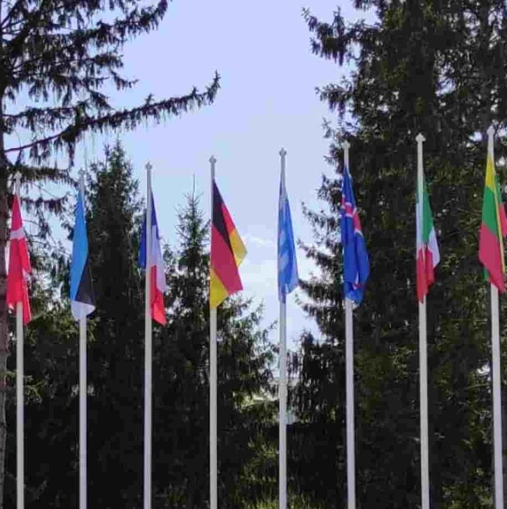 Steaguri imense printate alianța NATO fundație beton Steaguri imense printate cu diverse țări, inclusiv alianța NATO, montate în fundație de beton, lucrare de calitate superioară