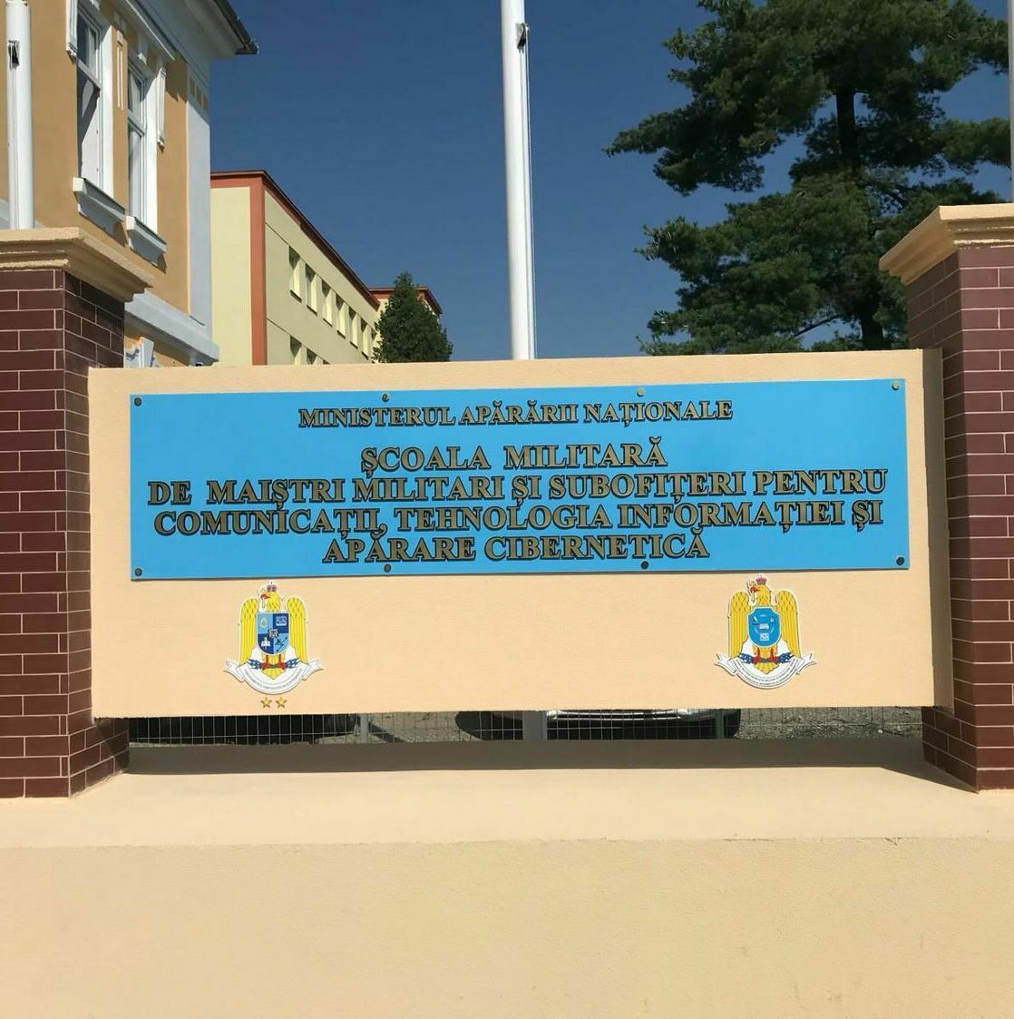 Totem de mari dimensiuni pentru producție publicitară exterioară în Sibiu Totem de mari dimensiuni, realizat cu atenție la detalii pentru producție publicitară exterioară în Sibiu, design robust și executie profesionistă.