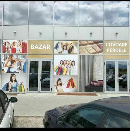 Decorare fațadă magazin de covoare și perdele - Autocolant printat și grafică personalizată Decorarea fațadei unui magazin de covoare și perdele cu autocolant printat și grafică personalizată, aducând un aspect atrăgător și profesional.