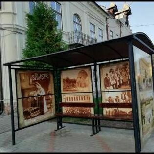 Stație de autobuz personalizată în materiale publicitare Stație de autobuz cu design personalizat, îmbrăcată și decorată integral în materiale publicitare, realizată de la zero.