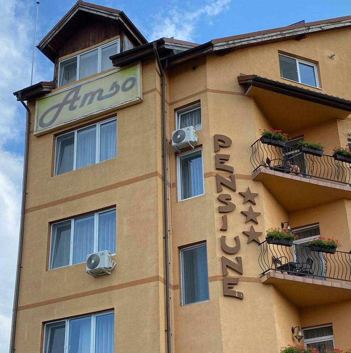 Folie sablată personalizată pentru birouri Marquardt Decorare cu folie sablată personalizată în birourile companiei Marquardt, adăugând un touch elegant și profesional în interiorul lor.