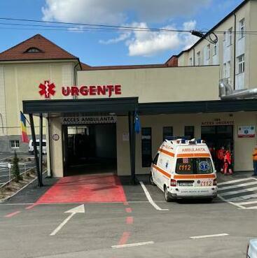 Litere volumetrice luminoase Urgențe Spitalul Județean Sibiu Litere volumetrice luminoase pentru secția de Urgențe a Spitalului Județean Sibiu, includând simbolul specific URGENTELOR și ambulante, montate profesional
