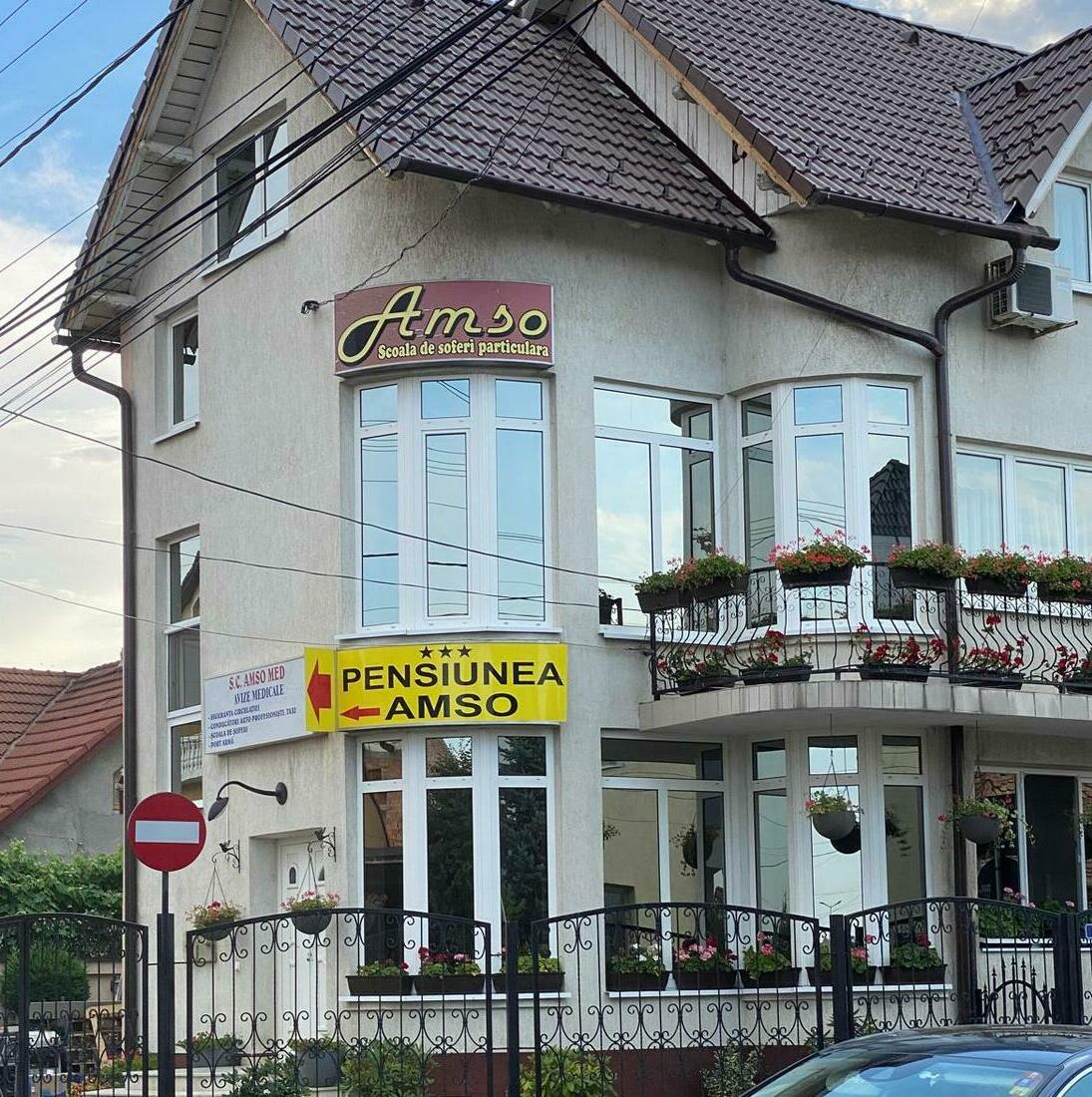 Folie sablată personalizată pentru birouri Marquardt Decorare cu folie sablată personalizată în birourile companiei Marquardt, adăugând un touch elegant și profesional în interiorul lor.