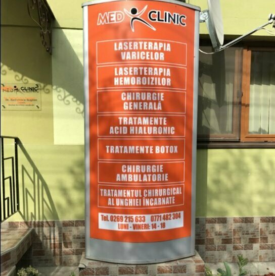 Totem luminos și printat pentru clinică Sibiu Realizarea unui totem luminos publicitar și a unui totem printat pentru o clinică din Sibiu
