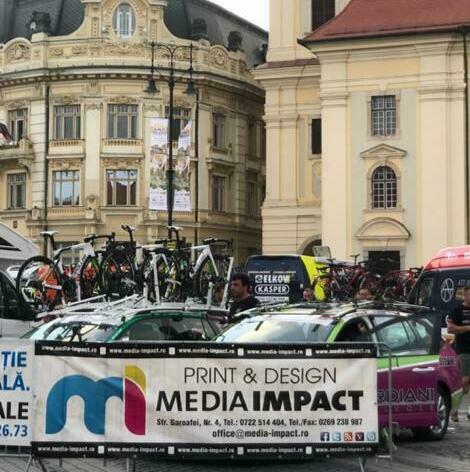 Bannere publicitare Turul Ciclist al României, Piata Mare Sibiu Realizarea unei multitudini de bannere publicitare și montaj pentru Turul Ciclist al României, în Piața Mare din Sibiu, bannere publicitare