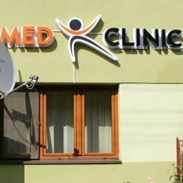 Firmă luminoasă, reclamă și logo luminos clinică Sibiu Realizarea unei firme luminoase, reclamei luminoase și a unui logo luminos pentru o clinică din Sibiu