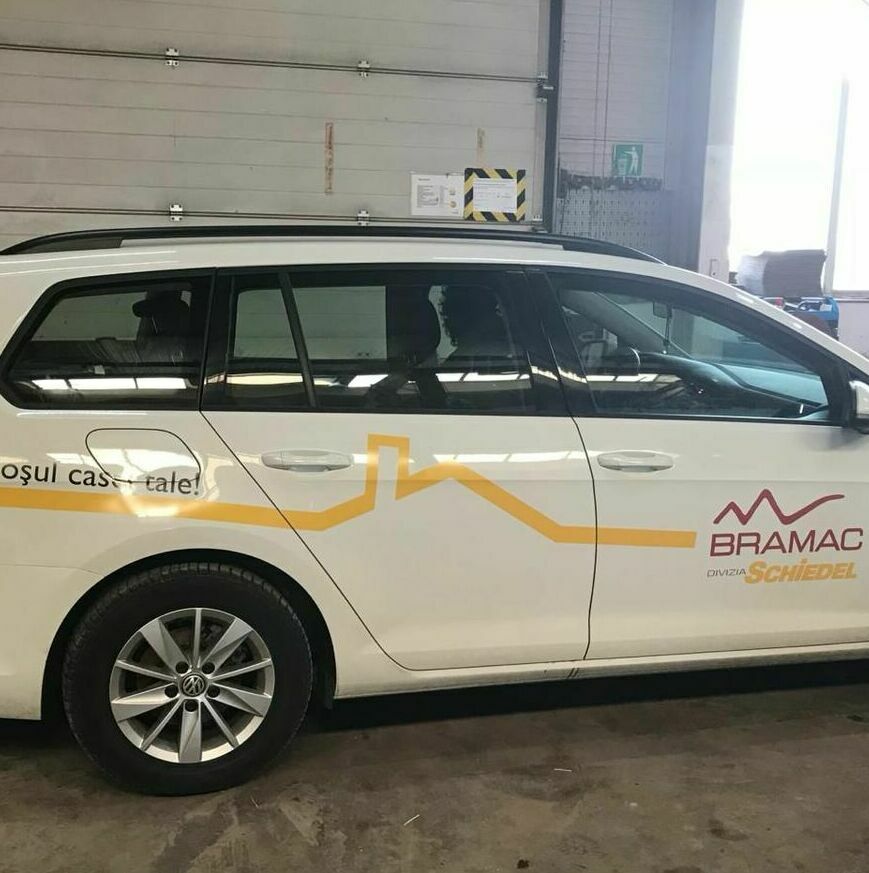 Inscripționare auto perfectă Inscripționare auto de înaltă calitate, cu aplicare precisă și grafică impecabilă.