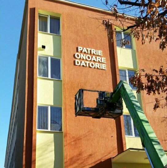 Litere volumetrice montate pentru Armata României la mare inaltime Litere volumetrice montate cu macara la etajul 5 pentru Armata României, cerințe respectate și profesionalism unic în țară