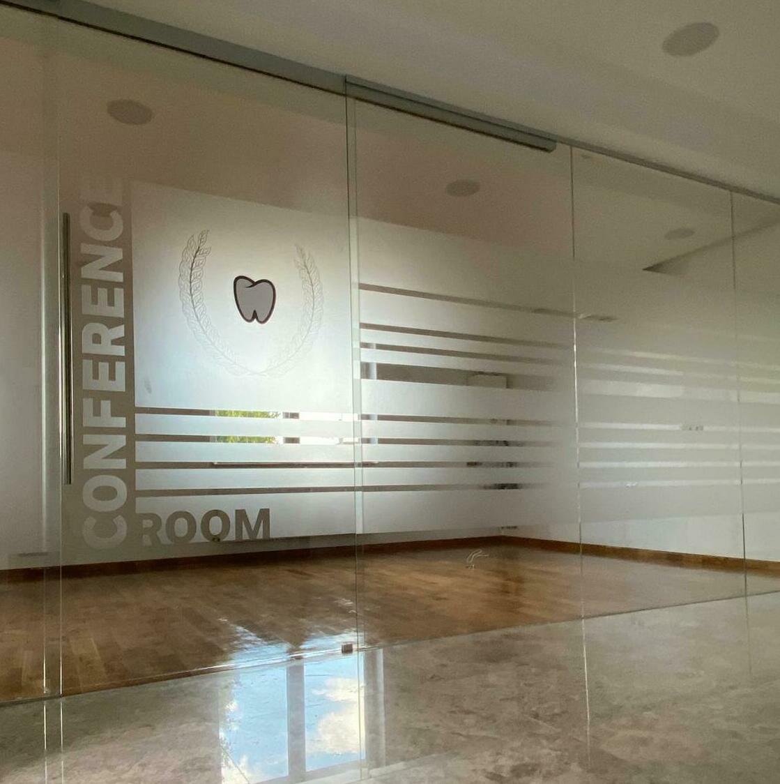 Folie sablată personalizată pentru birouri Marquardt Decorare cu folie sablată personalizată în birourile companiei Marquardt, adăugând un touch elegant și profesional în interiorul lor.