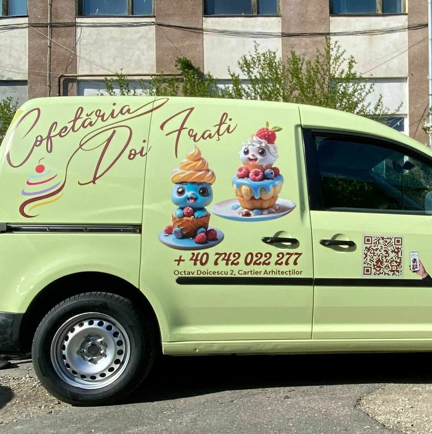 Inscriptionare și decorare auto pentru livrare mâncare Serviciu de inscriptionare și decorare auto profesional pentru mașinile utilizate în livrarea mâncării, garantând o prezentare atractivă și profesională.