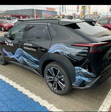 Decorare mașini reprezentanta Toyota Sibiu Realizare grafică personalizată și decorare pentru mașinile noi la reprezentanța Toyota din Sibiu, asigurând un aspect profesional și atrăgător