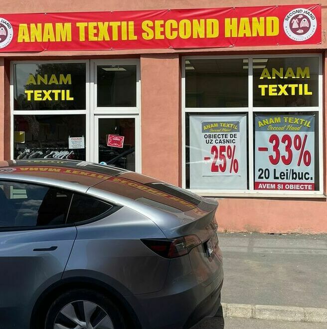 Decorare magazin second hand Sibiu - Print indoor și banner publicitar Serviciu de decorare exterioară și print indoor pentru magazinul second hand din Sibiu, inclusiv realizarea și montarea bannerului publicitar și decorarea geamurilor cu materiale publicitare.