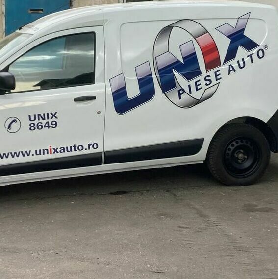Decorare intrare magazin de carne din Sibiu - Autocolant și perdea printate personalizate Decorarea intrării magazinului de carne din Sibiu cu autocolant printat și perdea printată, design personalizat și atrăgător.