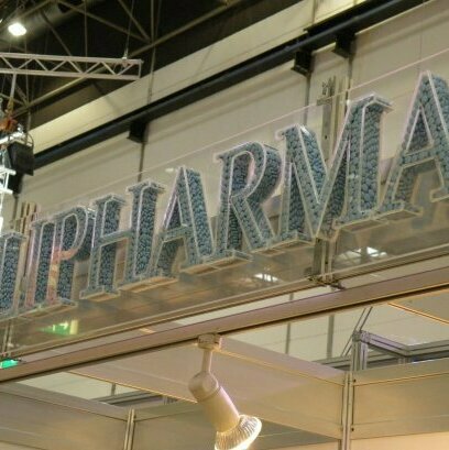 Litere volumetrice polistiren pentru farmacia Polipharma Sibiu Realizarea inovativă a unor litere volumetrice din plexiglas umplute cu forme artificiale de medicamente din polistiren, personalizată pentru farmacia Polipharma din Sibiu
