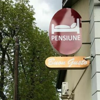 Panou publicitar LED dublă față - Proiect personalizat de Media Impact Panou publicitar LED cu dublă față pentru maximă vizibilitate din ambele direcții, proiect personalizat de Media Impact.