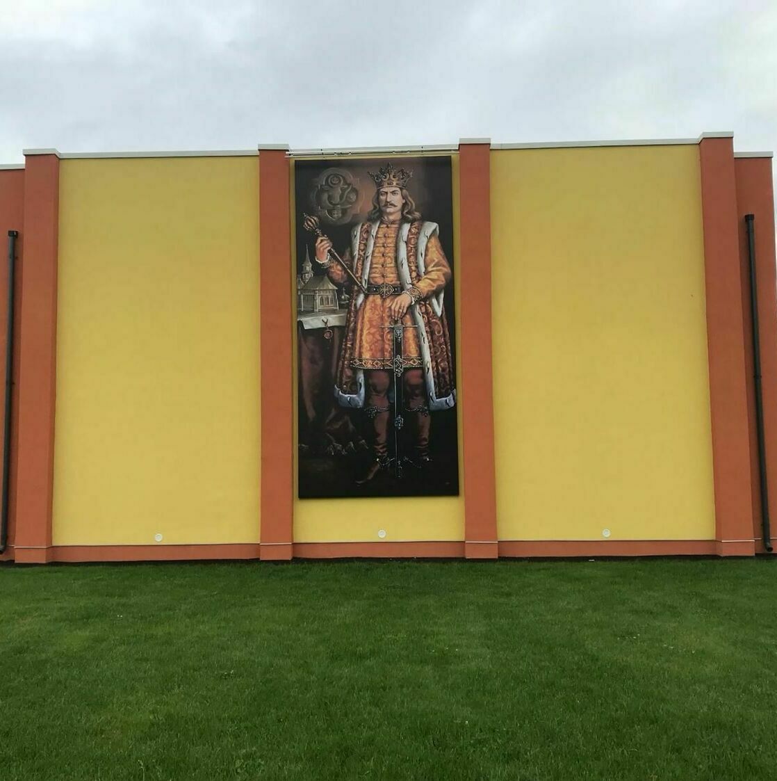Tablou din bond de mari dimensiuni pentru clădirea de stat din Sibiu Realizare tablou din bond printat de mari dimensiuni, amplasat pe toată înălțimea clădirii de stat din Sibiu.