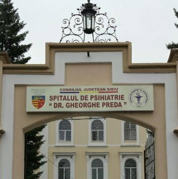 Panou publicitar Spitalul de Psihiatrie Sibiu Panou publicitar pentru intrare, logo și semnalistică pentru Spitalul de Psihiatrie din Sibiu, cu grafică și montaj