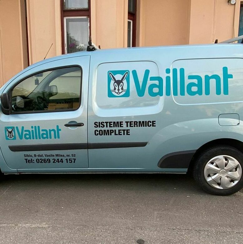 Inscriptionare auto Vaillant Sibiu Inscriptionarea auto pentru firma Vaillant, asigurând o prezentare profesională și uniformă a brandului pe vehiculele sale.