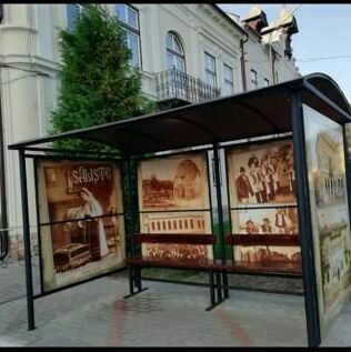 Stație de autobuz personalizată în materiale publicitare Stație de autobuz cu design personalizat, îmbrăcată și decorată integral în materiale publicitare, realizată de la zero.