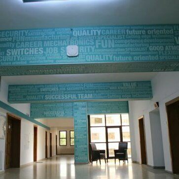 Decorare pereti și stalpi ULBS Sibiu autocolant printat Decorarea și imbracarea peretilor și stalpilor Facultății de Inginerie ULBS din Sibiu în autocolant printat, cu un design grafic profesional