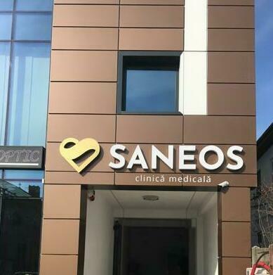 Litere volumetrice și casetare bond clinica SANEOS Sibiu Realizare litere volumetrice luminoase și casetare bond personalizate pentru clinica medicală renumită SANEOS din Sibiu, garantând un aspect profesional și vizibilitate excelentă.