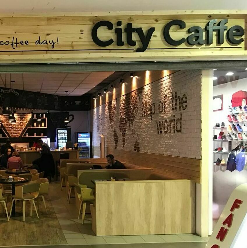 Decorare fațadă cafenea din mall - Lemn și litere aplicate în design lucios. Decorare fațadă cafenea din mall cu lemn și litere aplicate, design lucios și personalizat.
