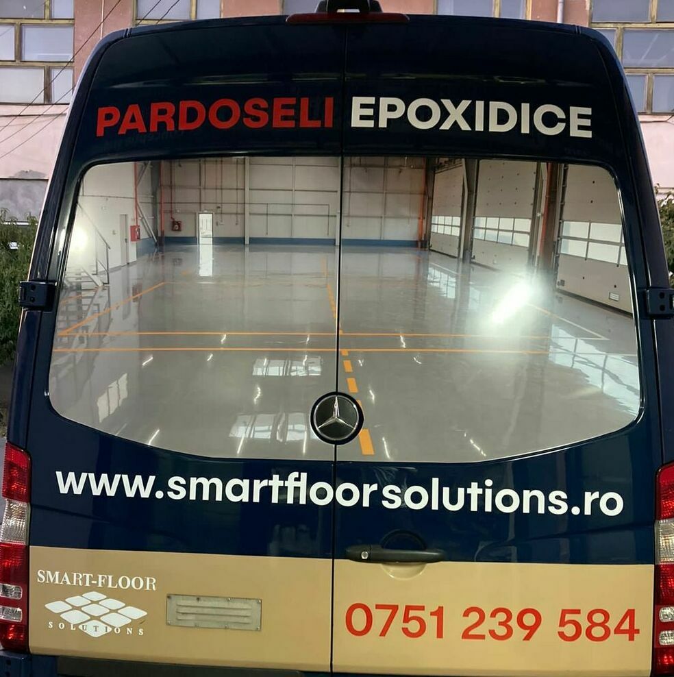 Inscriptionare auto dubiță autocolant calitate superioară Inscriptionare auto de înaltă calitate pentru o dubiță cu autocolant, garantând un print superior