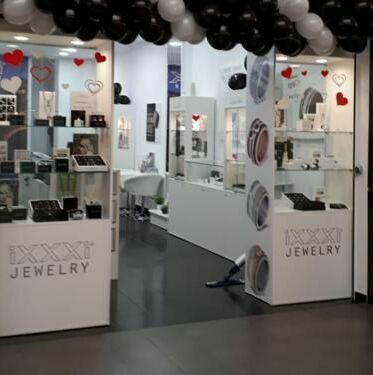 Panou publicitar personalizat pentru magazin de bijuterii din Sibiu Panou publicitar personalizat și aplicat pentru intrarea într-un magazin de bijuterii din Sibiu, design exclusiv și materiale de înaltă calitate.