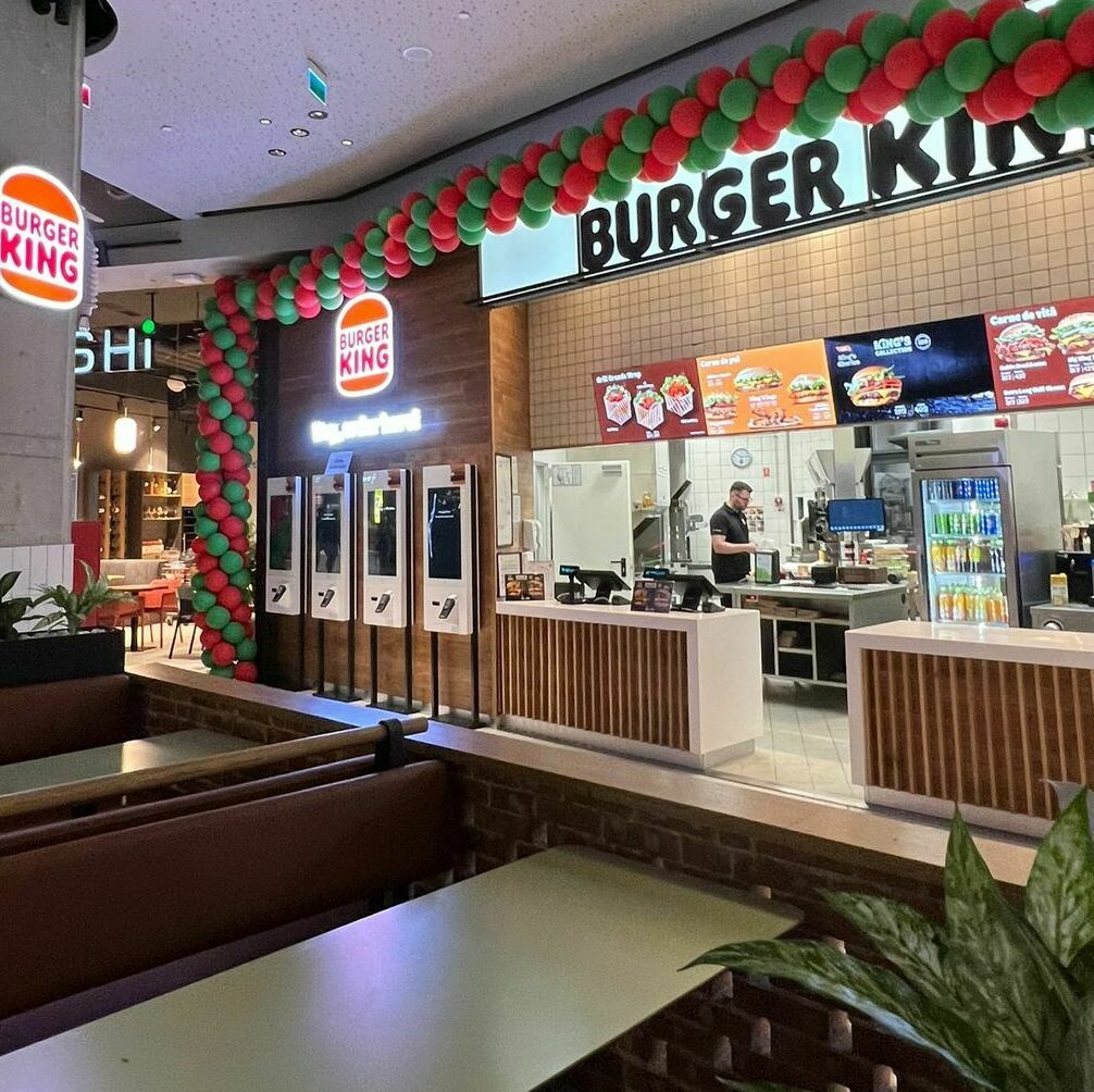 Montare materiale publicitare deschidere Burger King Sibiu Montare materiale publicitare pentru deschiderea Burger King în Sibiu, inclusiv bannere, autocolante și alte elemente de branding personalizate