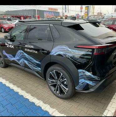 Decorare mașini reprezentanta Toyota Sibiu Realizare grafică personalizată și decorare pentru mașinile noi la reprezentanța Toyota din Sibiu, asigurând un aspect profesional și atrăgător