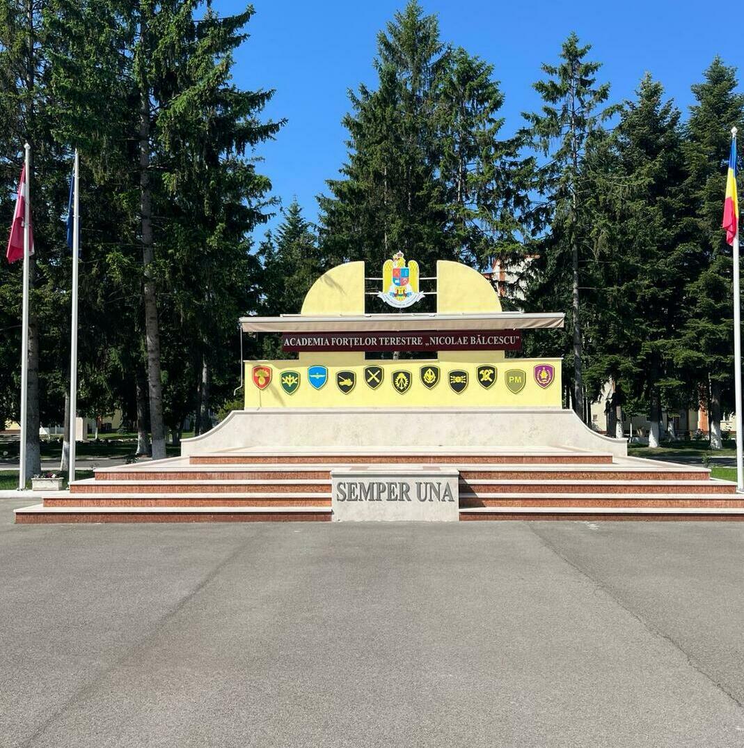 Totem și podium pentru armată și forțele terestre - Proiectare personalizată și grafică detaliată Totem și podium personalizate pentru armata și forțele terestre, cu grafică detaliată și proiectare atentă, adaptată pentru vizibilitate atât în lumină naturală, cât și artificială.