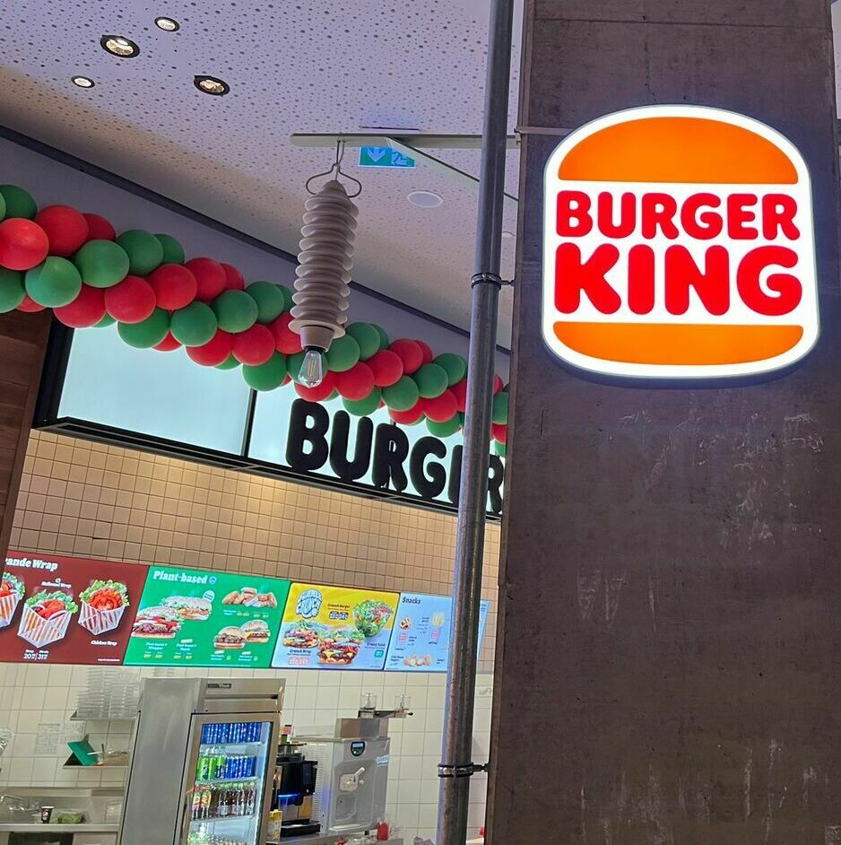 Panou luminos dimensiune unică Burger King Sibiu Montaj Panou luminos de dimensiune unică, realizat conform cerințelor, montat în mall-ul principal al Sibiului pentru Burger King