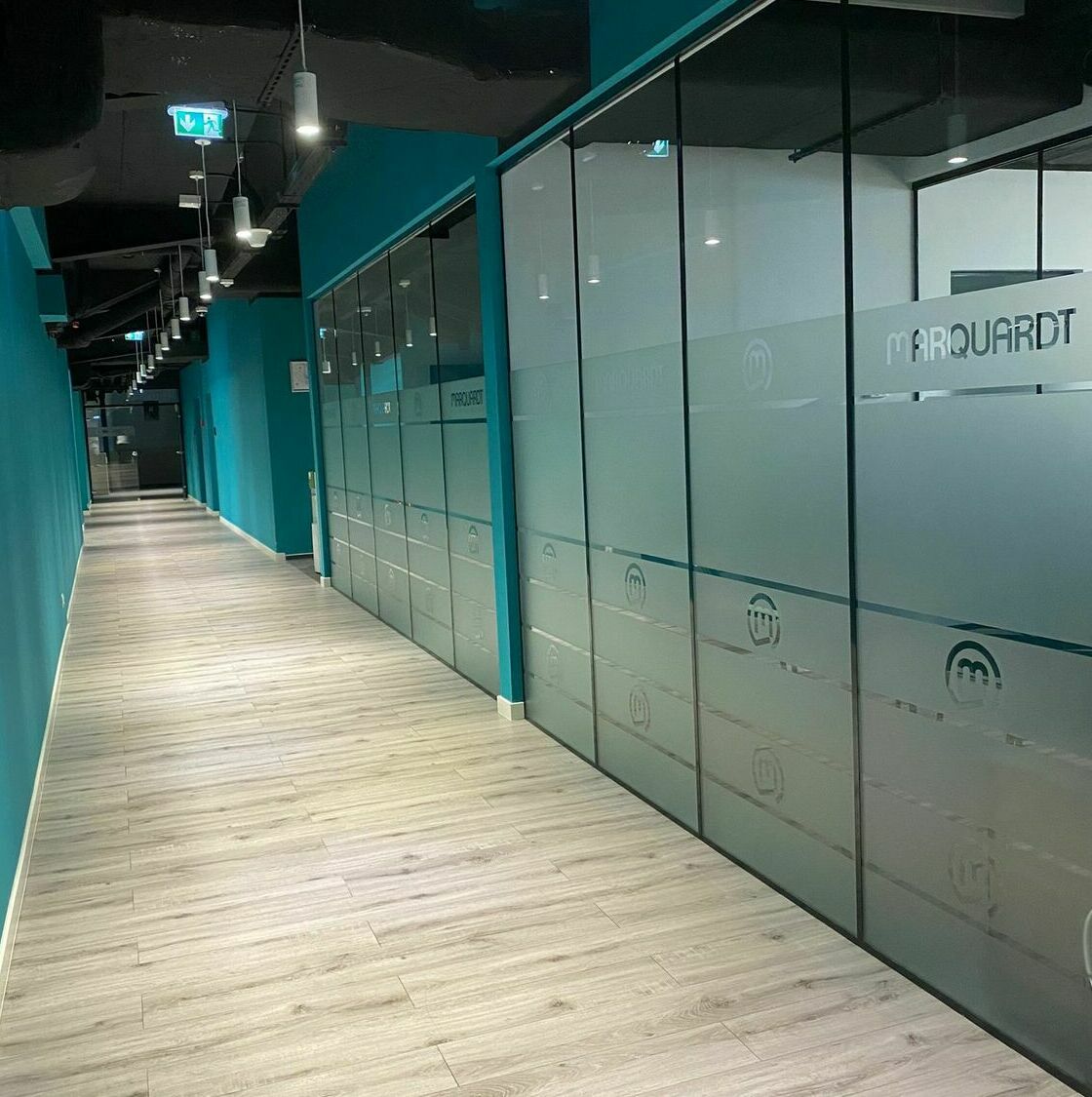 Folie sablată personalizată pentru birouri Marquardt Decorare cu folie sablată personalizată în birourile companiei Marquardt, adăugând un touch elegant și profesional în interiorul lor.