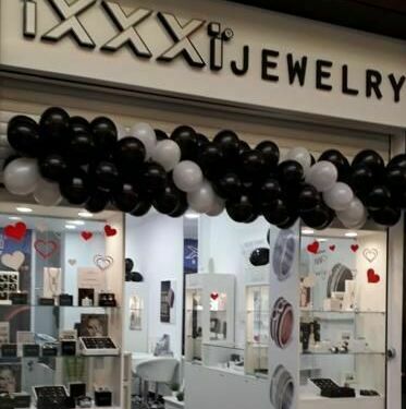 Vitrine printate și personalizate pentru magazin de bijuterii din mall-ul Sibiului. Realizare vitrine printate și personalizate pentru magazin de bijuterii din mall-ul Sibiului, decorare vitrine de lux.