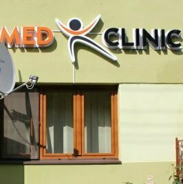 Firmă luminoasă, reclamă și logo luminos clinică Sibiu Realizarea unei firme luminoase, reclamei luminoase și a unui logo luminos pentru o clinică din Sibiu
