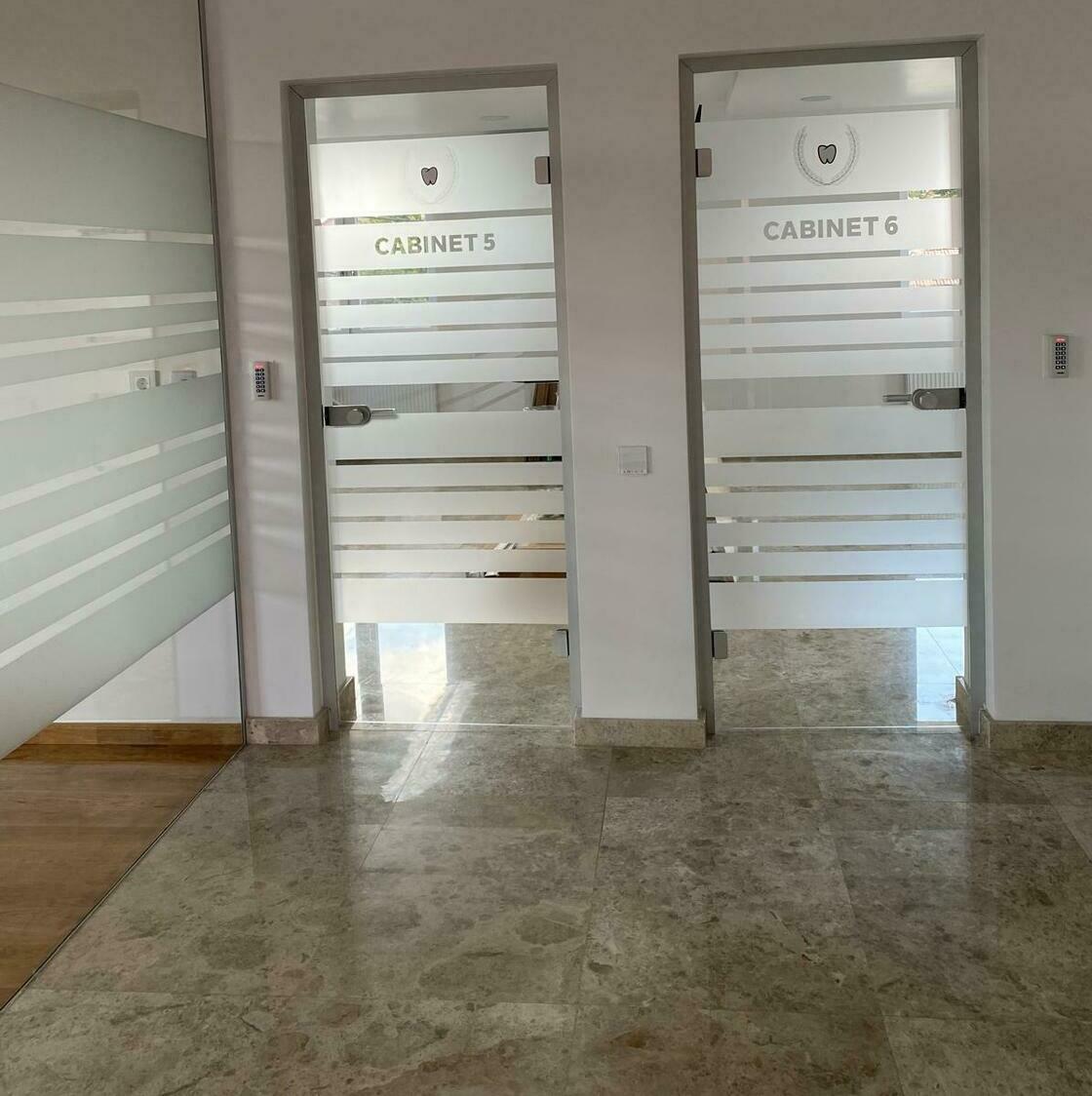 Folie sablată personalizată pentru birouri Marquardt Decorare cu folie sablată personalizată în birourile companiei Marquardt, adăugând un touch elegant și profesional în interiorul lor.