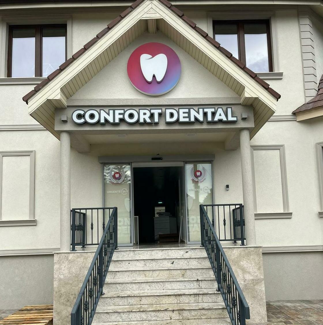 Folie sablată personalizată pentru birouri Marquardt Decorare cu folie sablată personalizată în birourile companiei Marquardt, adăugând un touch elegant și profesional în interiorul lor.