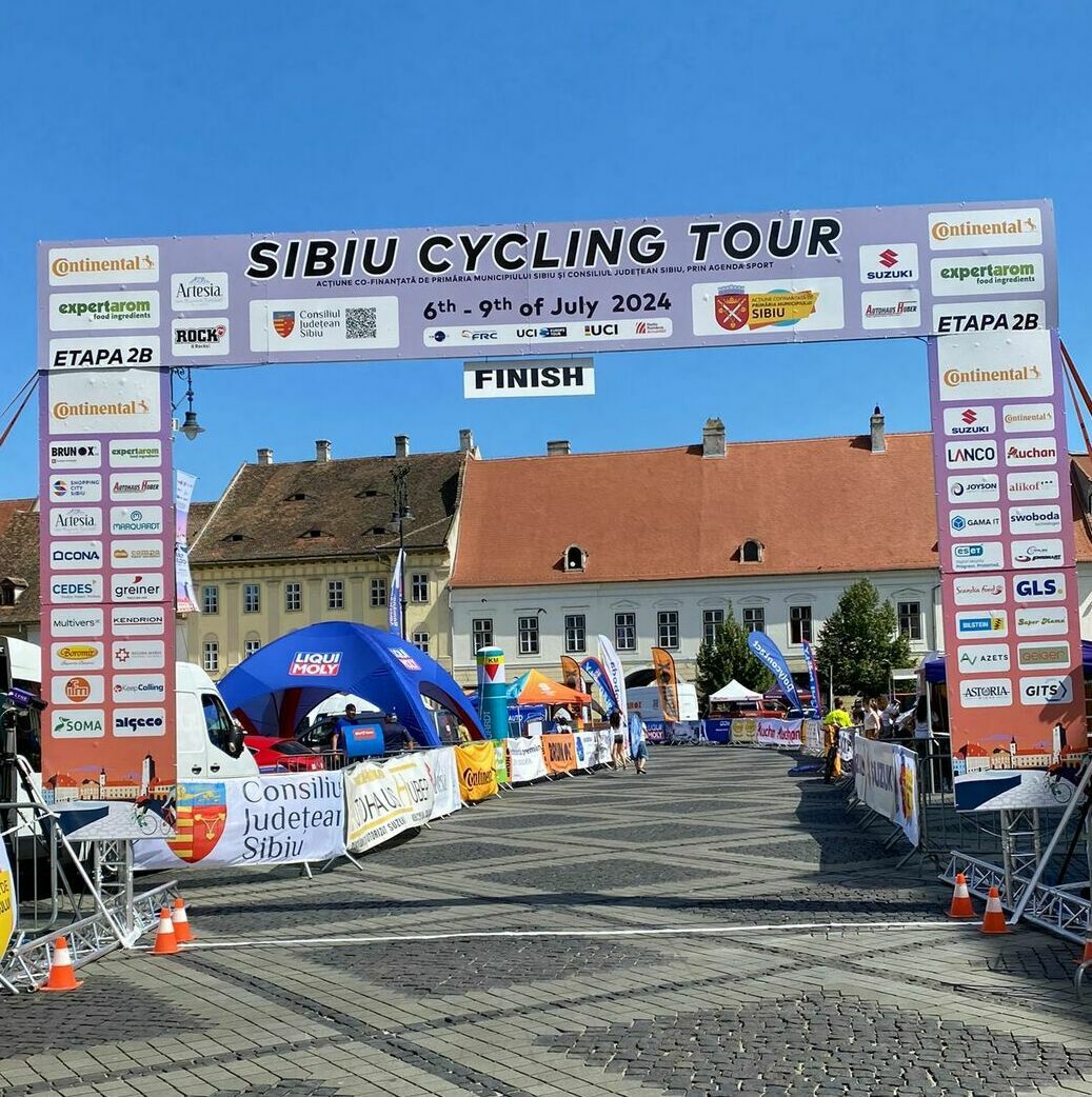 Folie sablată personalizată pentru birouri Marquardt Decorare cu folie sablată personalizată în birourile companiei Marquardt, adăugând un touch elegant și profesional în interiorul lor.