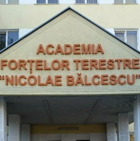 Montaj litere intrare Academia Sibiu Montajul unor litere pentru intrarea în Academia din județul Sibiu