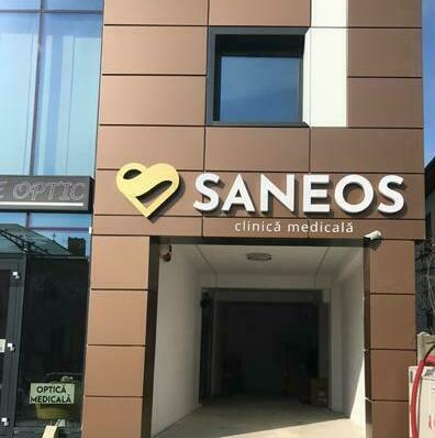 Litere volumetrice și casetare bond clinica SANEOS Sibiu Realizare litere volumetrice luminoase și casetare bond personalizate pentru clinica medicală renumită SANEOS din Sibiu, garantând un aspect profesional și vizibilitate excelentă.