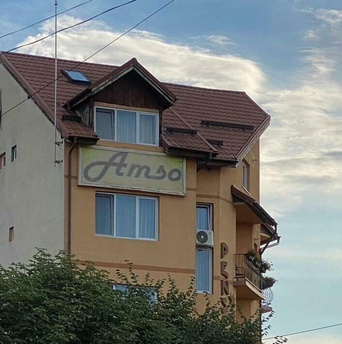 Folie sablată personalizată pentru birouri Marquardt Decorare cu folie sablată personalizată în birourile companiei Marquardt, adăugând un touch elegant și profesional în interiorul lor.