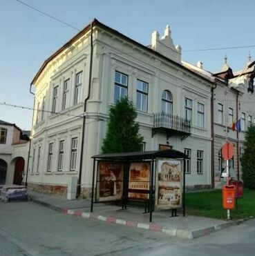 Stație de autobuz decorată și personalizată în materiale publicitare Stație de autobuz imbrăcată și decorată în materiale publicitare personalizate, proiectată și realizată complet de la zero.