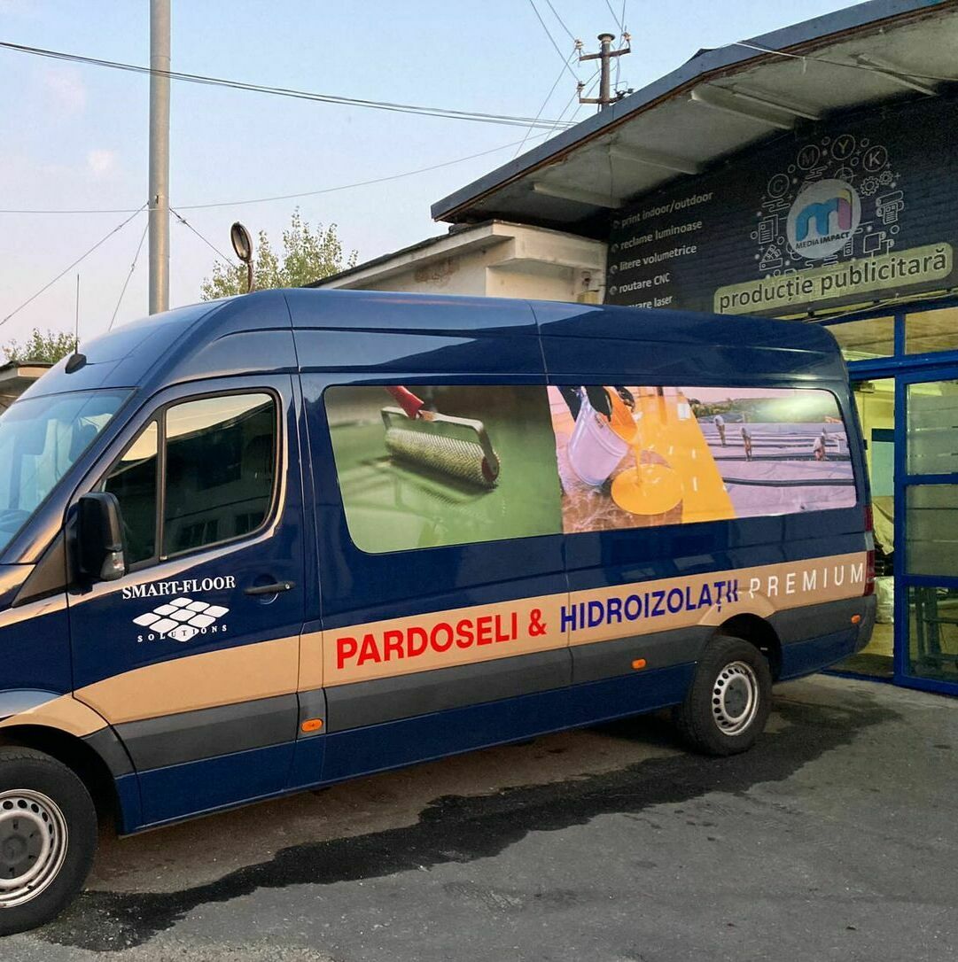 Inscriptionare auto dubiță cu autocolant de calitate superioară Insipționare auto detaliată și precisă cu autocolant de calitate superioară pe o dubiță, asigurând un rezultat vizual impecabil