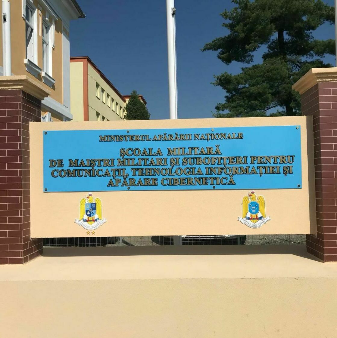 Totem de mari dimensiuni pentru producție publicitară exterioară în Sibiu Totem de mari dimensiuni, realizat cu atenție la detalii pentru producție publicitară exterioară în Sibiu, design robust și executie profesionistă.