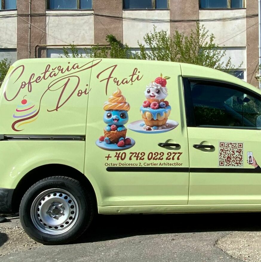 Inscriptionare și decorare auto pentru livrare mâncare Serviciu de inscriptionare și decorare auto profesional pentru mașinile utilizate în livrarea mâncării, garantând o prezentare atractivă și profesională.