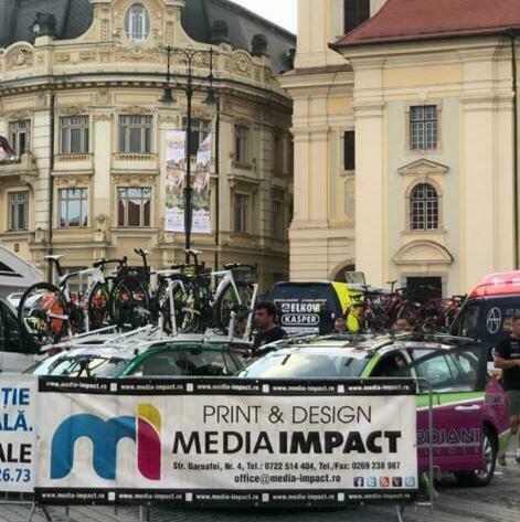 Bannere publicitare Turul Ciclist al României, Piata Mare Sibiu Realizarea unei multitudini de bannere publicitare și montaj pentru Turul Ciclist al României, în Piața Mare din Sibiu, bannere publicitare