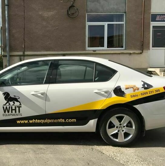 Inscriptionare mașină auto cu autocolant de calitate Inscriptionarea perfect realizată a unei mașini auto cu autocolant, asigurând un rezultat vizual impecabil și durabilitate maximă.