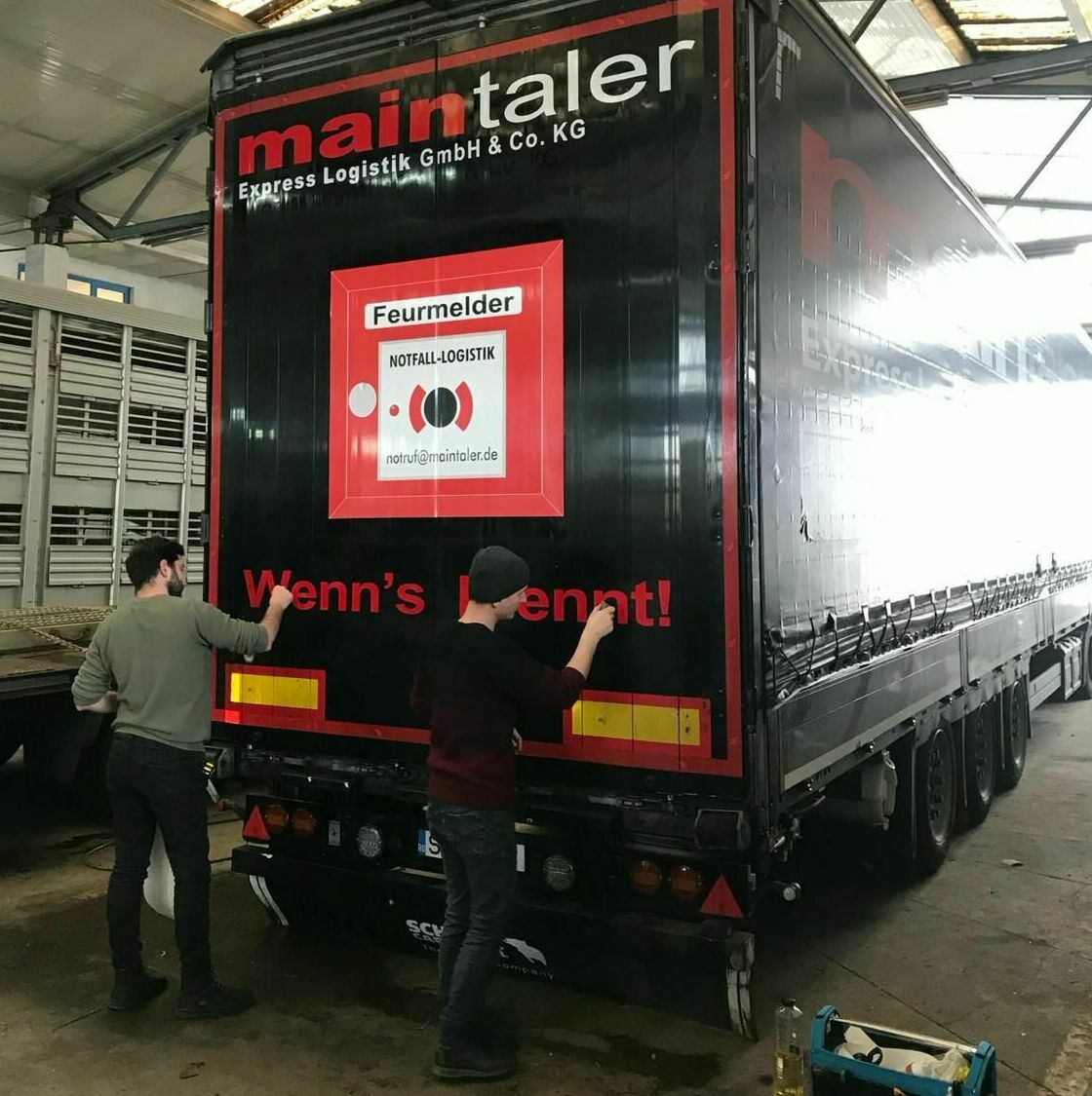 Inscripționare completă a tirului - Servicii profesionale de la Media Impact Inscripționare integrală a unui tir cu servicii personalizate oferite de Media Impact, garantând un design impecabil și o aplicare precisă.