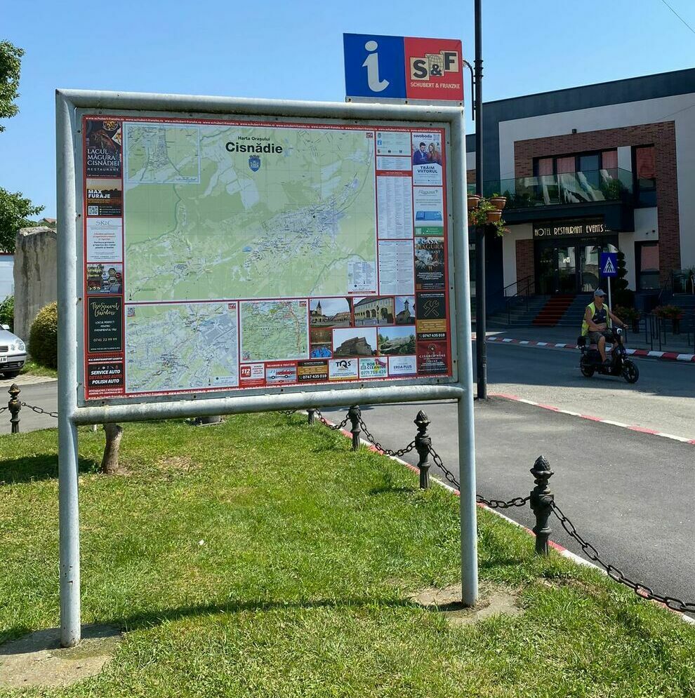 Folie sablată personalizată pentru birouri Marquardt Decorare cu folie sablată personalizată în birourile companiei Marquardt, adăugând un touch elegant și profesional în interiorul lor.