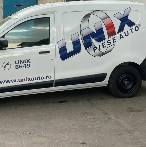 Decorare intrare magazin de carne din Sibiu - Autocolant și perdea printate personalizate Decorarea intrării magazinului de carne din Sibiu cu autocolant printat și perdea printată, design personalizat și atrăgător.